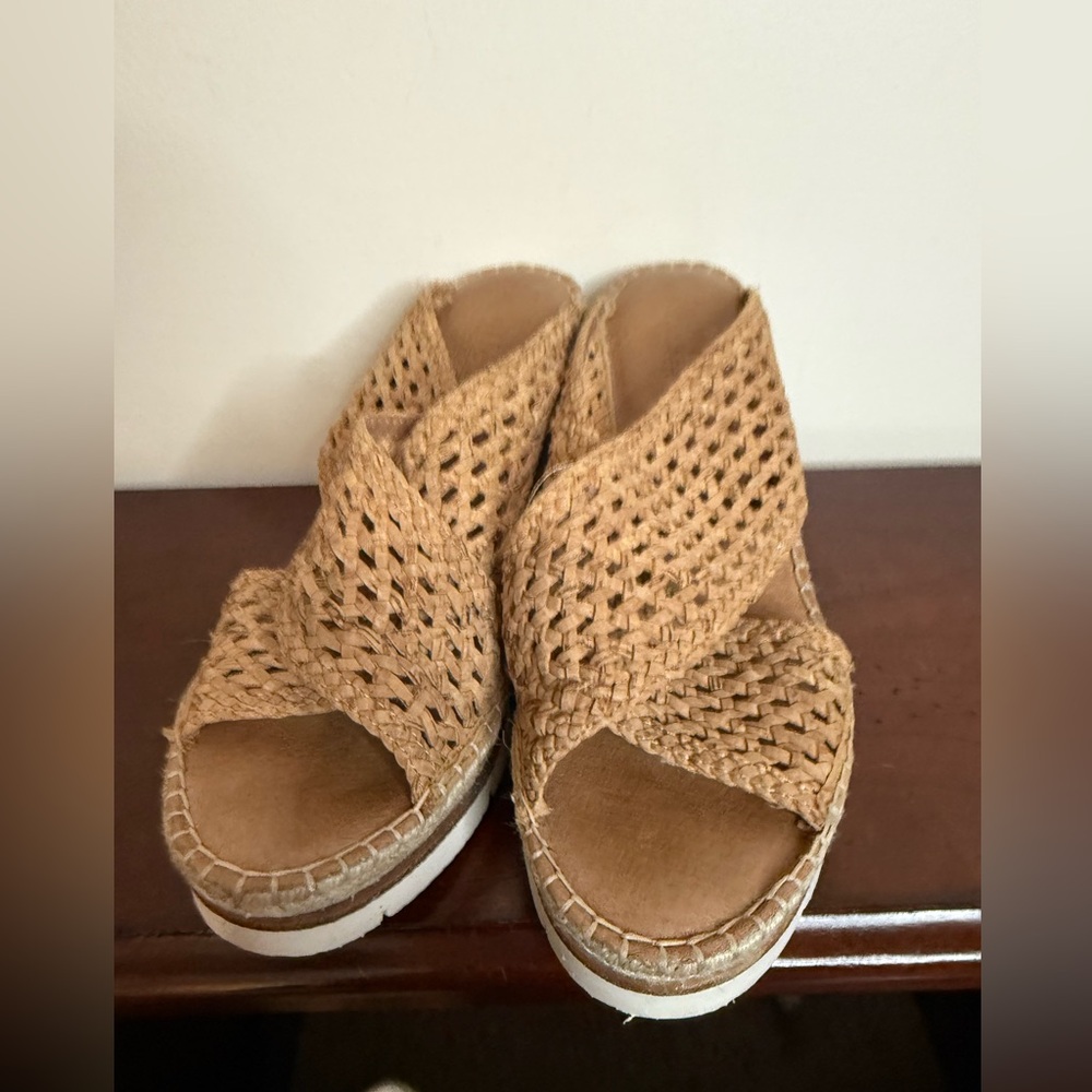 Gentle Souls signature by Kenneth Cole Women's Tan Woven wedge Sandals size 8.5
